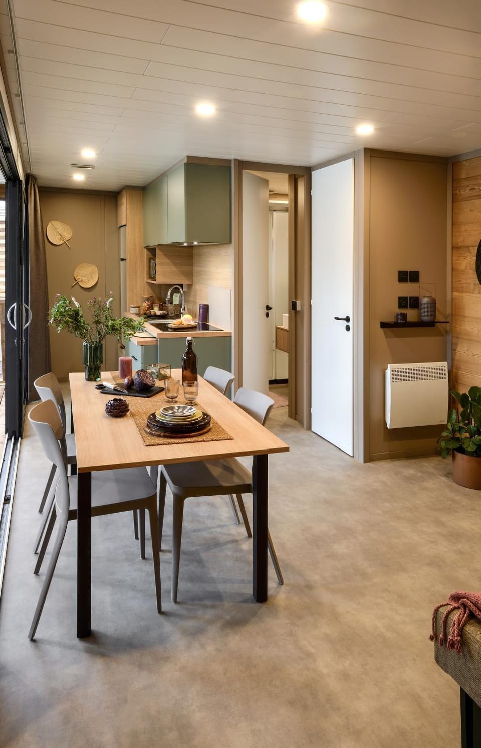 Kitchen or kitchenette, Dining area