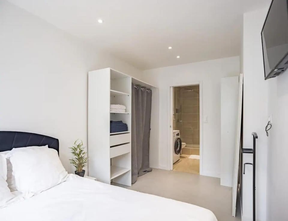 TV and multimedia, Bedroom, wardrobe
