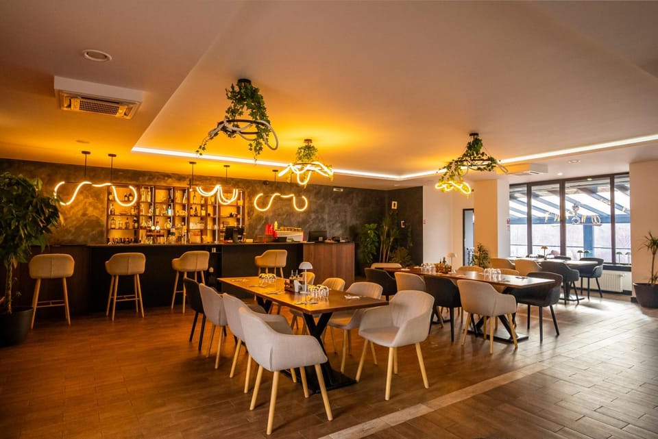 Restaurant/places to eat, Restaurant/places to eat