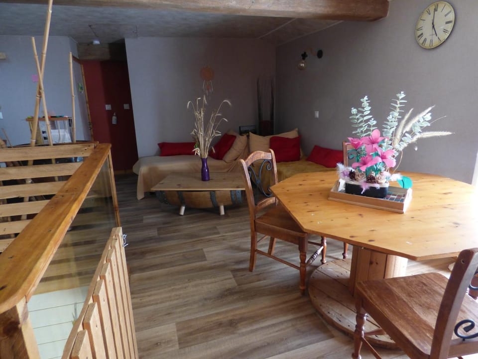 Seating area, Dining area