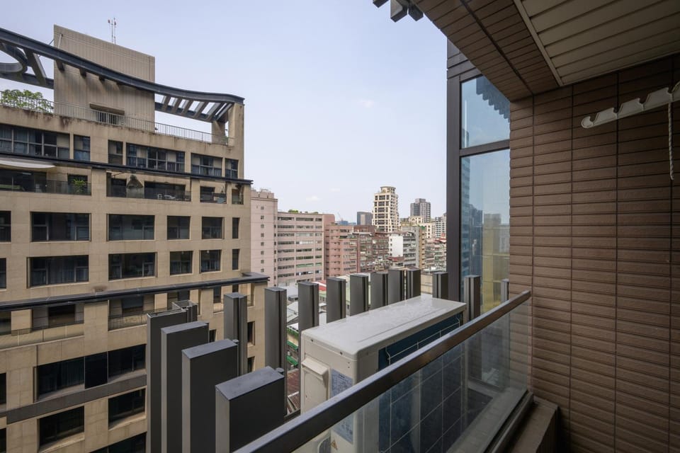 Taipei Main Station Modern Comfort Apartments - 台北車站現代舒適電梯大樓 Apartment in Taipei City
