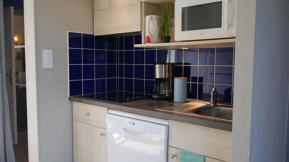 Kitchen or kitchenette, dishwasher, microwave