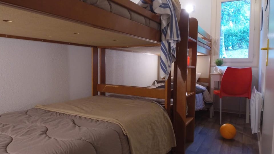 Bedroom, bunk bed