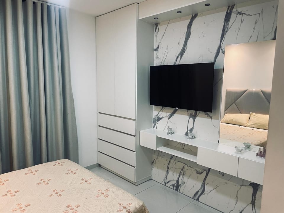 Bed, TV and multimedia, Photo of the whole room, Bedroom, wardrobe