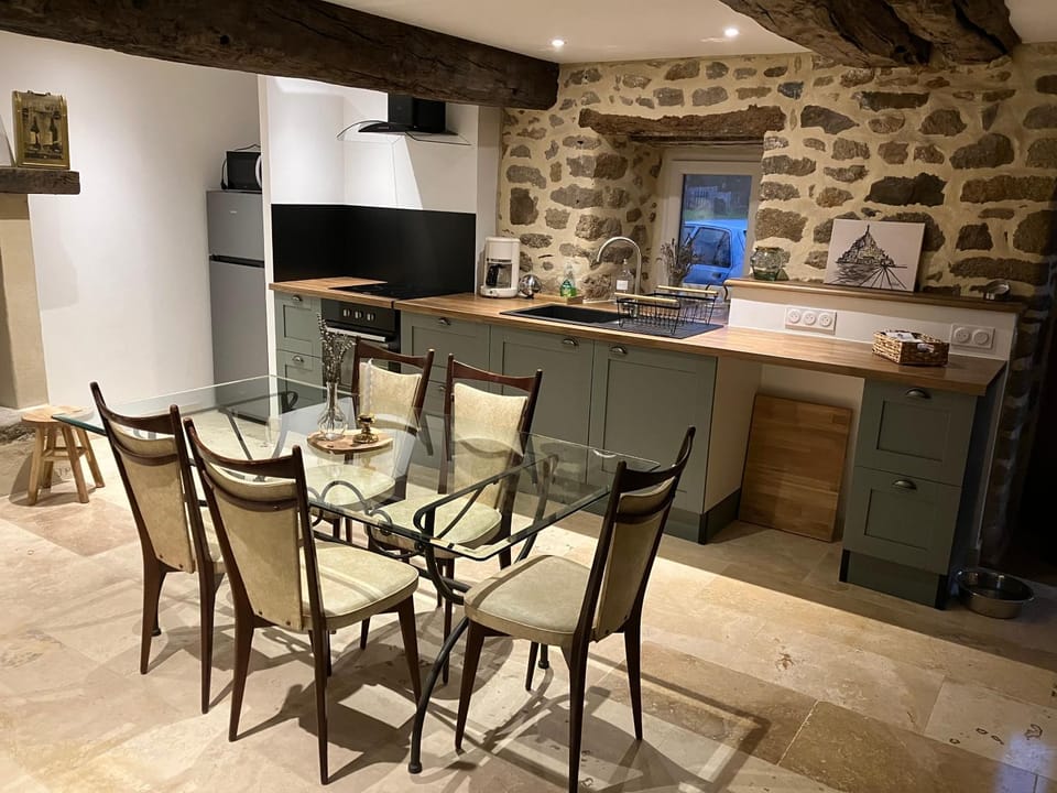 Kitchen or kitchenette, Dining area, oven, stove