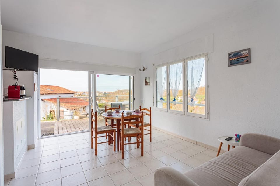 Artzain appartement au calme à mi chemin entre la mer et la campagne Apartment in Hendaye