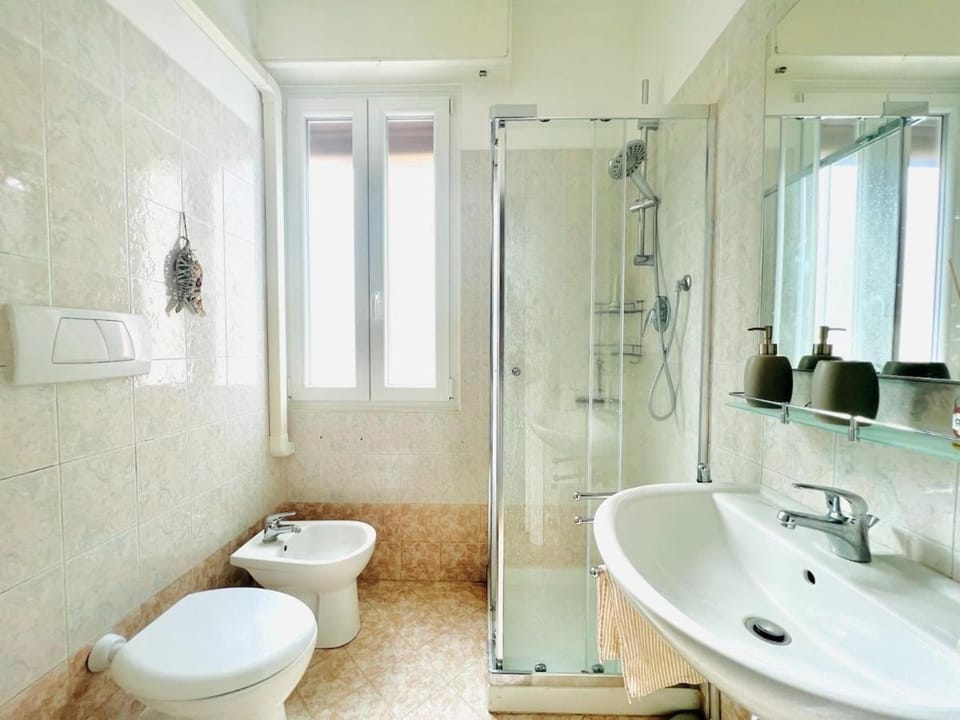 Shower, Toilet, Bathroom, bidet, towels