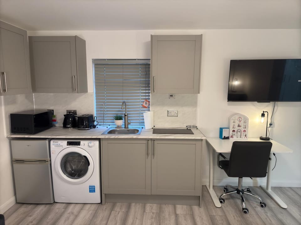 Kitchen or kitchenette, washing machine