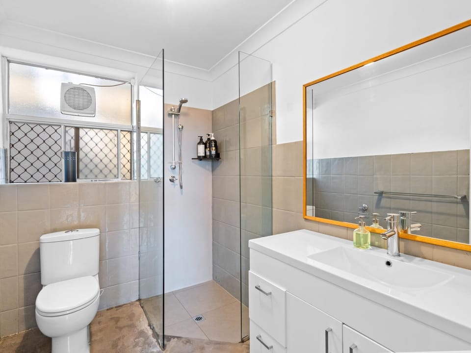 Shower, Toilet, Bathroom, towels