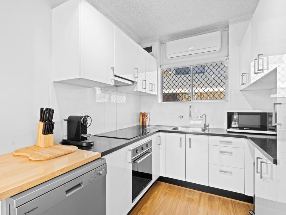 Coffee/tea facilities, Kitchen or kitchenette, dishwasher, minibar, oven, stove, toaster