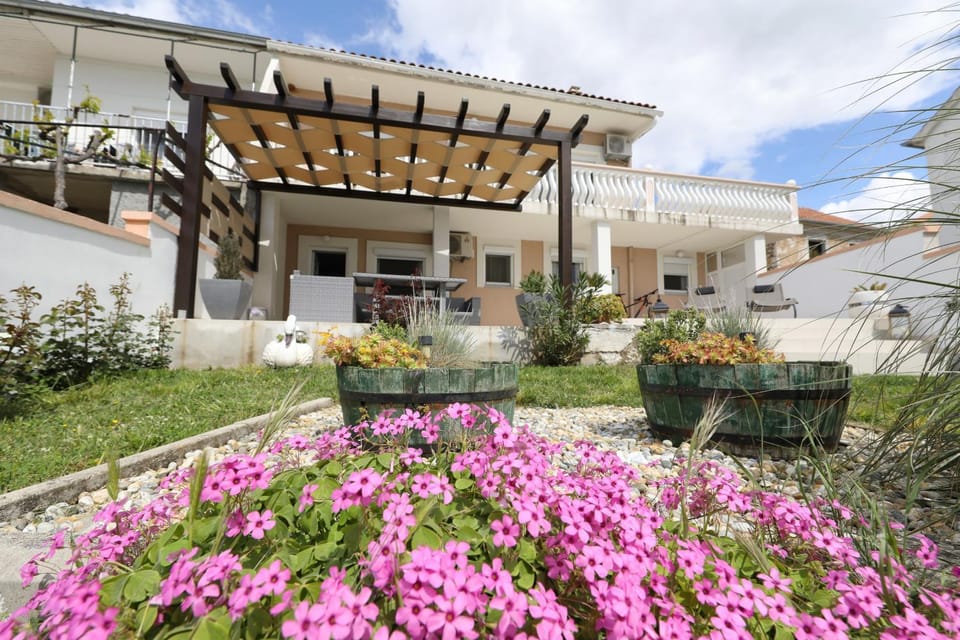 Property building, Facade/entrance, Off site