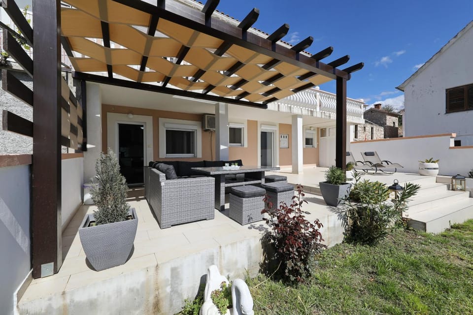 Property building, Facade/entrance, Off site