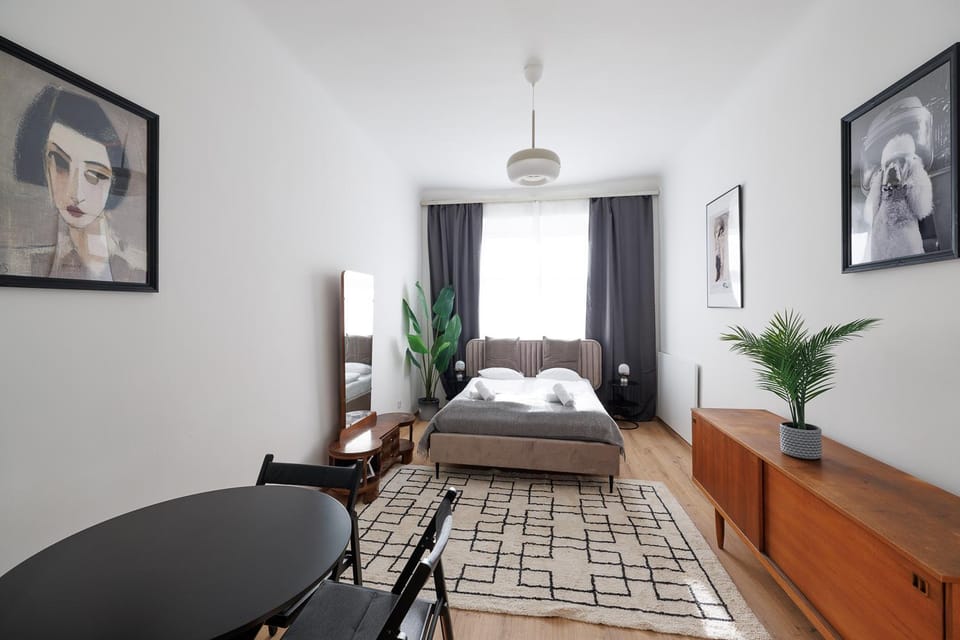 Bed, Seating area, Bedroom