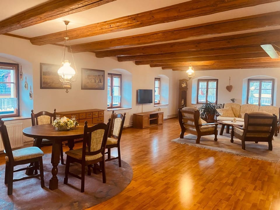 Seating area, Dining area, Food