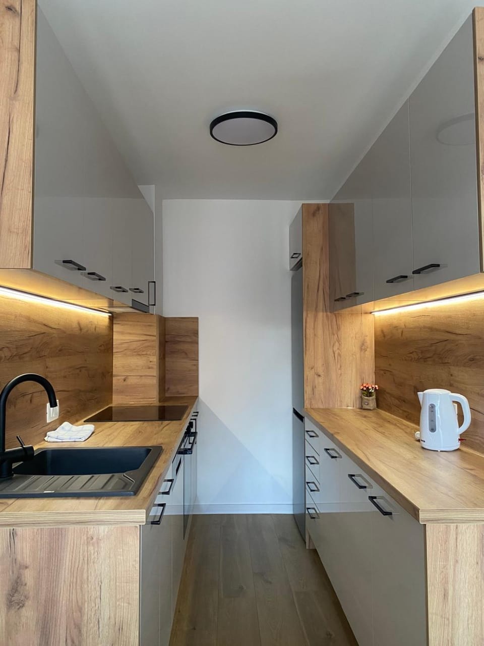Coffee/tea facilities, Kitchen or kitchenette, stove