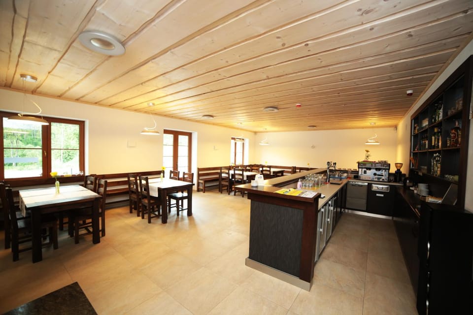 Restaurant/places to eat, Food close-up, Lounge or bar, Alcoholic drinks, Non alcoholic drinks