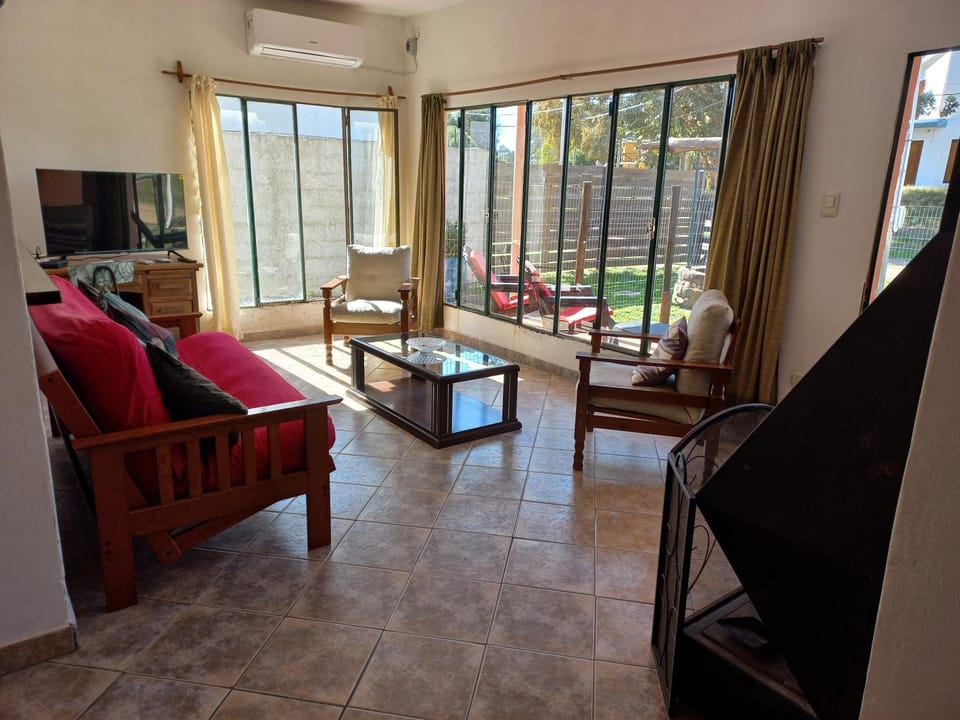 Communal lounge/ TV room, TV and multimedia, Seating area, fireplace, air conditioner