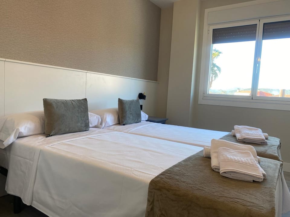 Bed, Photo of the whole room, towels