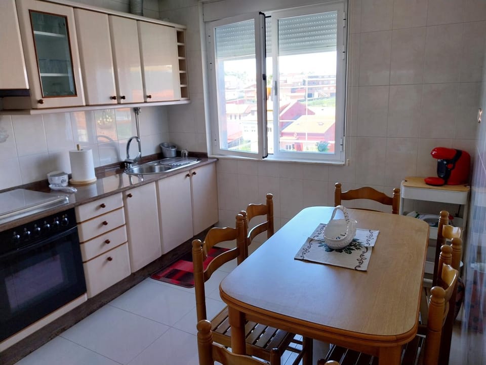 Coffee/tea facilities, Kitchen or kitchenette, Dining area, oven, stove, toaster