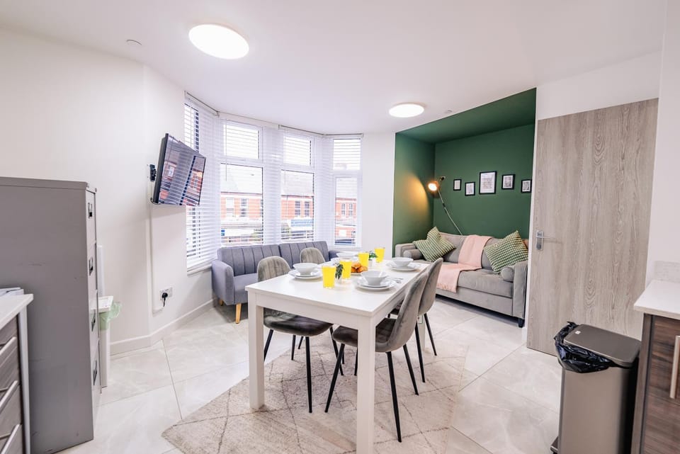 TV and multimedia, Kitchen or kitchenette, Living room, Seating area, Dining area, oven