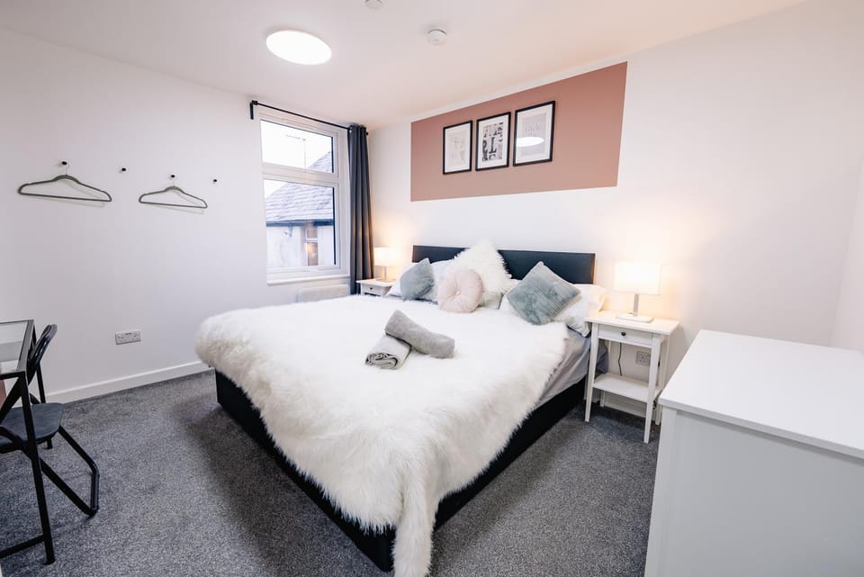 Bed, Living room, Photo of the whole room, Seating area, Bedroom