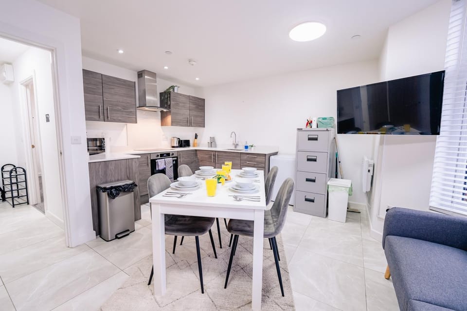 TV and multimedia, Kitchen or kitchenette, Living room, Seating area, Dining area, oven, stove