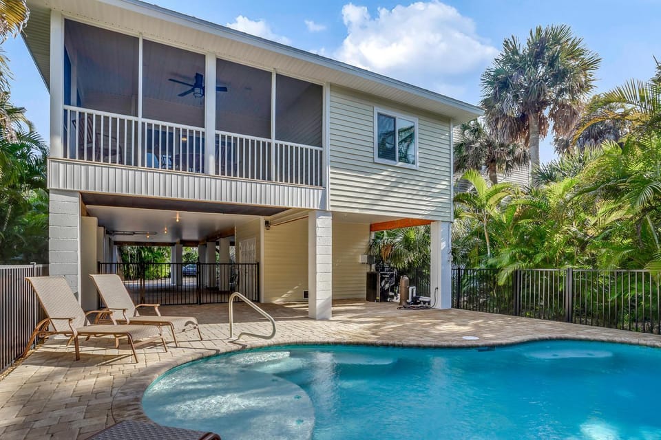 Island Breeze by Sun Palace Vacations House in Estero Island
