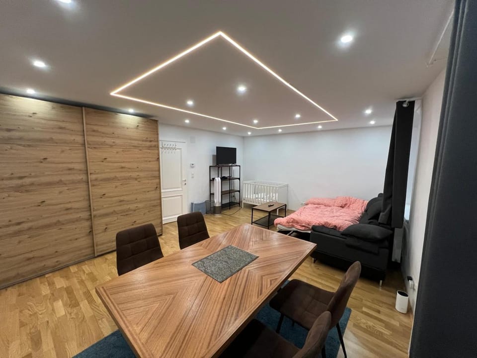 TV and multimedia, Living room, Seating area, Dining area