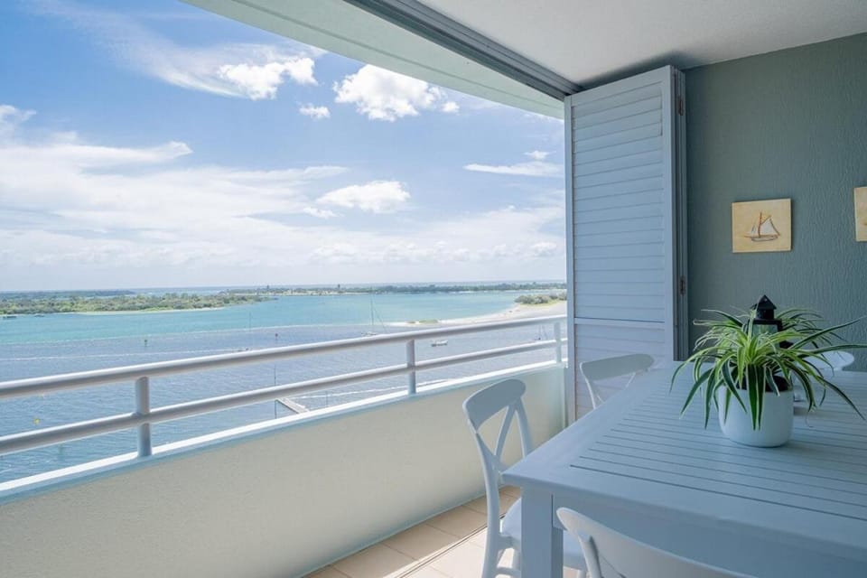 Waterfront Grand Hotel Retreat- Sauna & Gym Apartment in Gold Coast