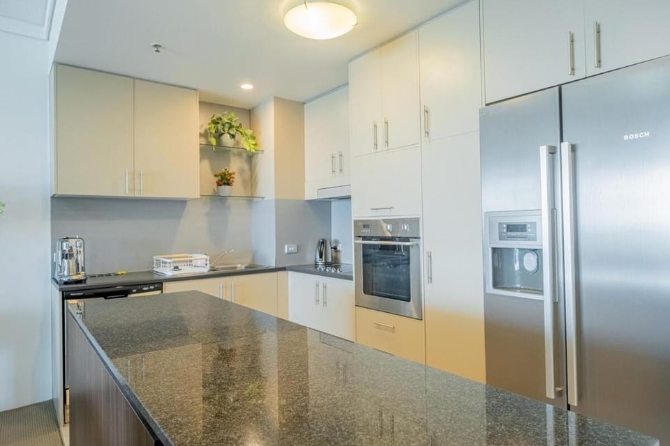 Waterfront Grand Hotel Retreat- Sauna & Gym Apartment in Gold Coast