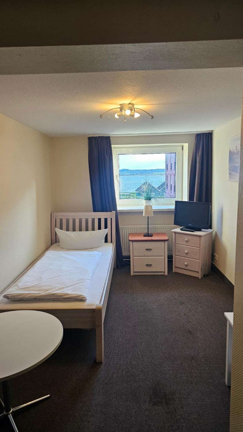 Bed, TV and multimedia, Photo of the whole room