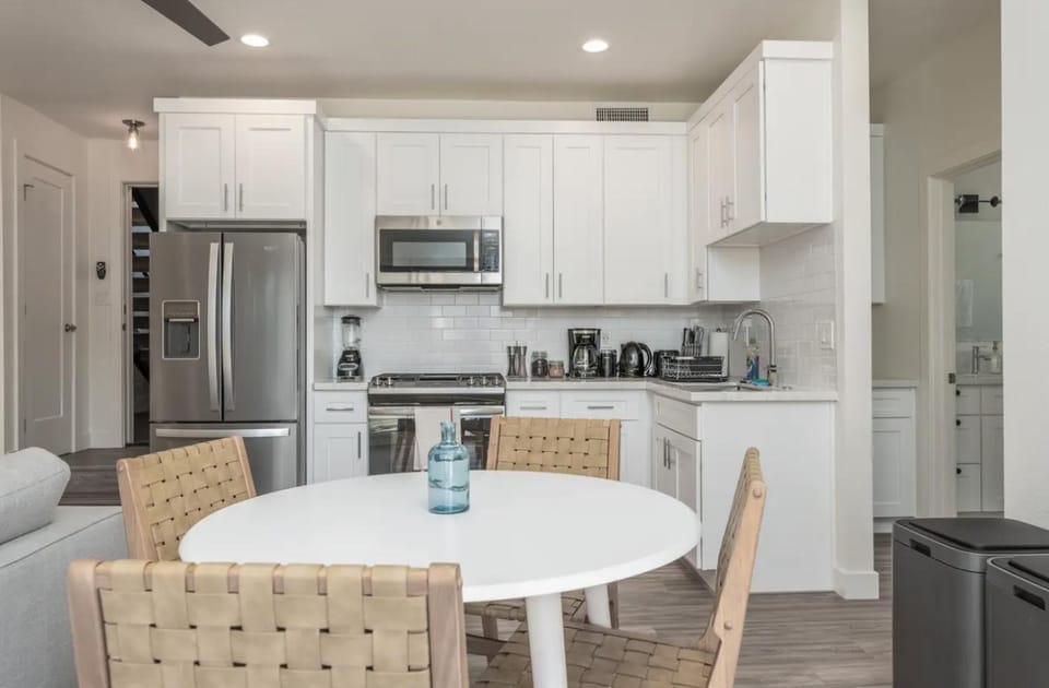 Coffee/tea facilities, Kitchen or kitchenette, Seating area, Dining area, oven