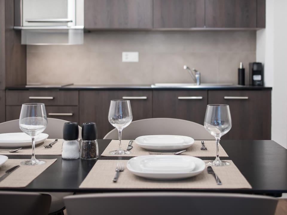 Kitchen or kitchenette, Dining area