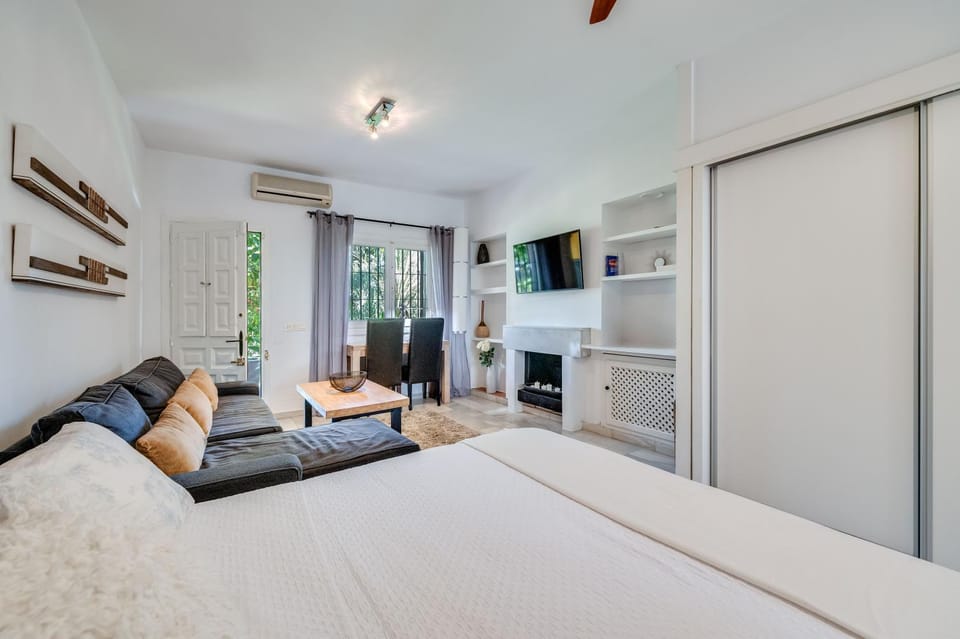 Bed, TV and multimedia, Seating area, Bedroom