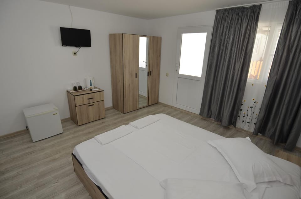 Property building, Bed, TV and multimedia, Photo of the whole room, Bedroom, Swimming pool, towels