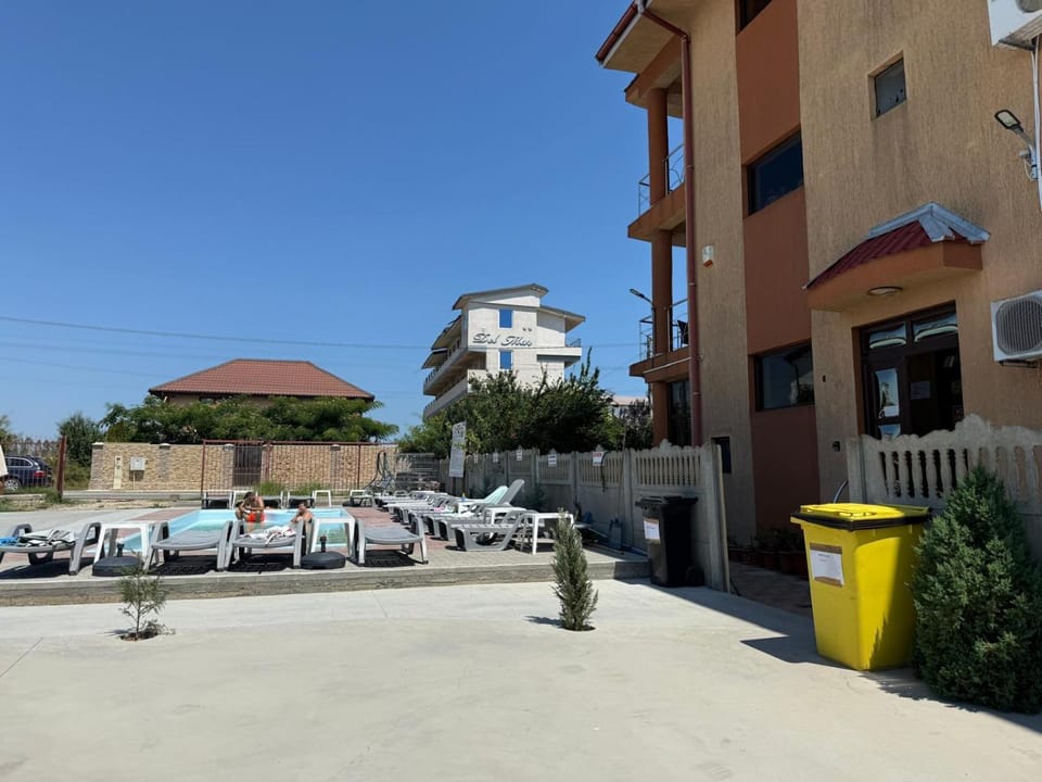 Property building, Day, Pool view, Swimming pool, sunbed