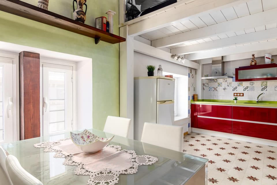 Kitchen or kitchenette, Dining area