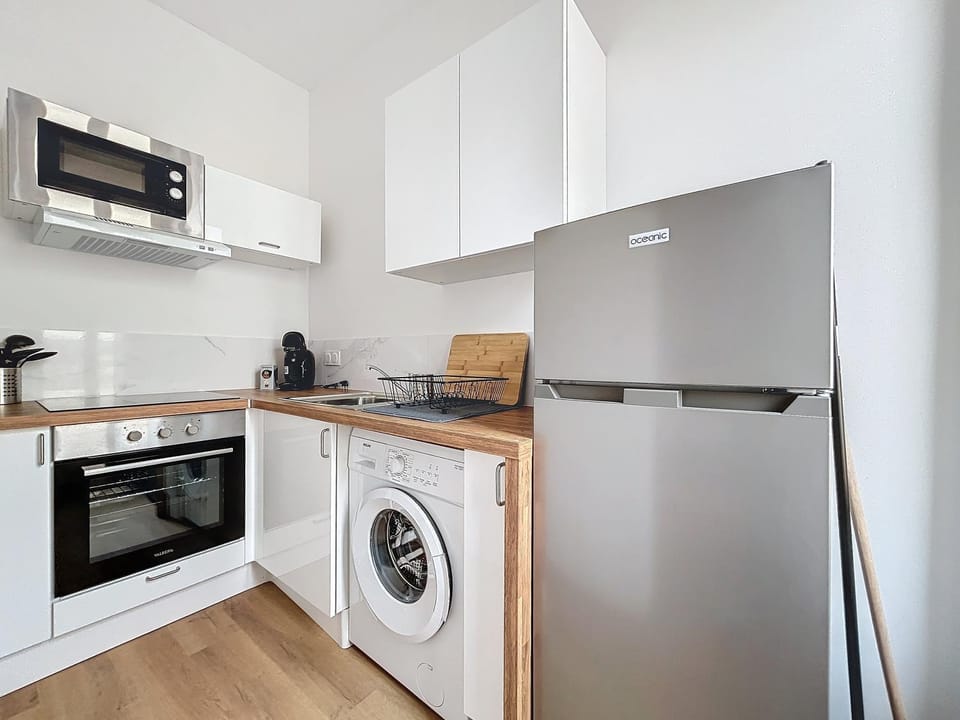 Kitchen or kitchenette, oven, stove, washing machine