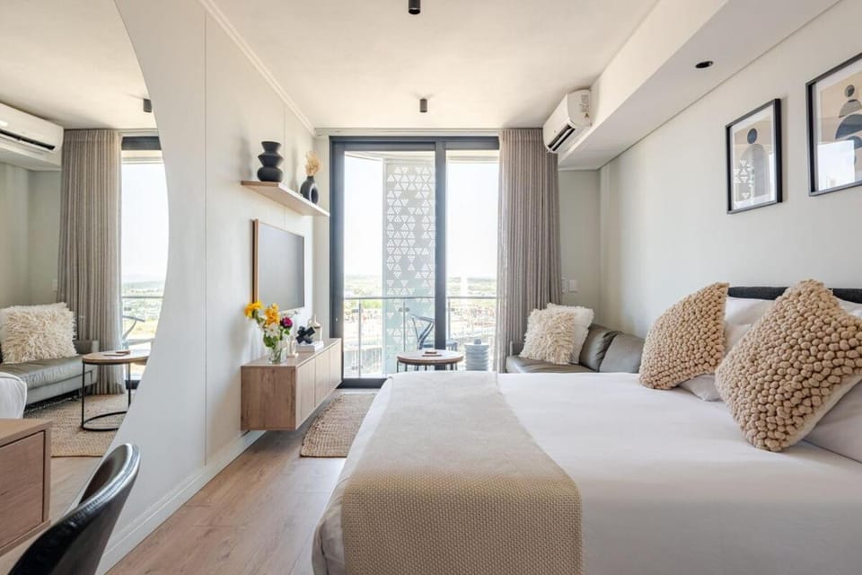 Bed, Living room, Photo of the whole room, Seating area, air conditioner