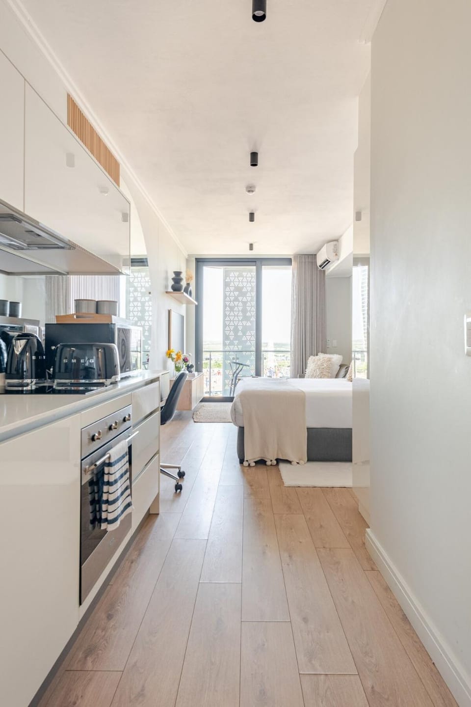 Kitchen or kitchenette, Photo of the whole room, Bedroom, stove