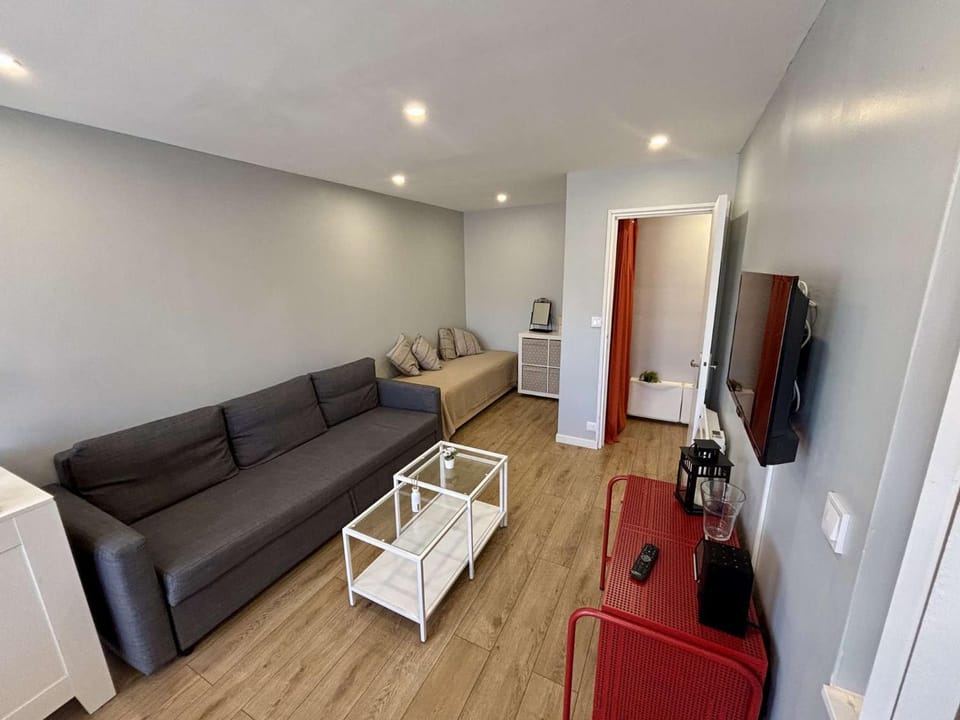 Bed, Living room
