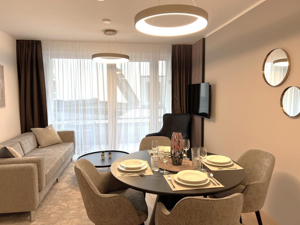 TV and multimedia, Seating area, Dining area, Food, Food