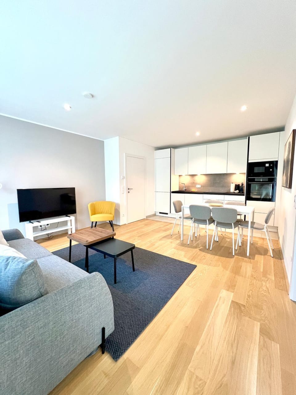 Communal lounge/ TV room, TV and multimedia, Kitchen or kitchenette, Living room, Seating area, Dining area, Evening entertainment