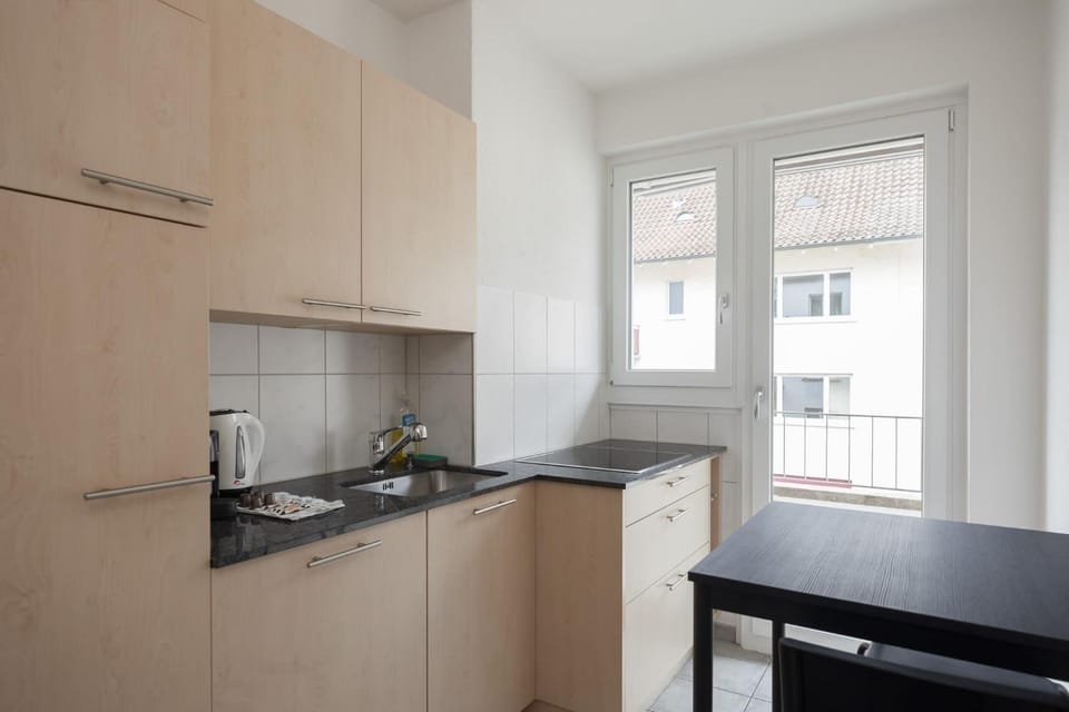 Coffee/tea facilities, Kitchen or kitchenette, Dining area, stove
