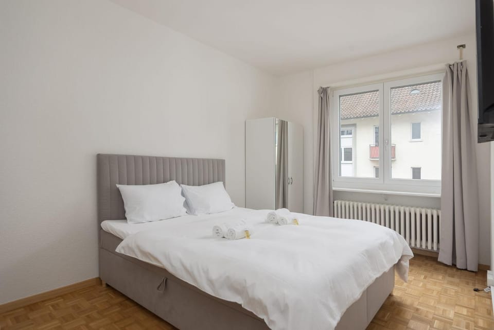 Bed, TV and multimedia, Photo of the whole room, Bedroom, towels