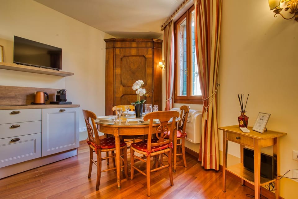 Kitchen or kitchenette, Seating area, Dining area