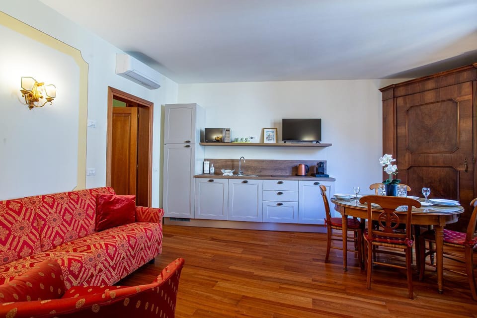 Coffee/tea facilities, Kitchen or kitchenette, Living room, Dining area, dishwasher, microwave, air conditioner