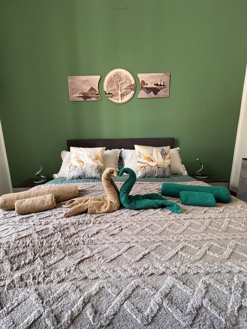 Bed, Photo of the whole room, Bedroom, towels