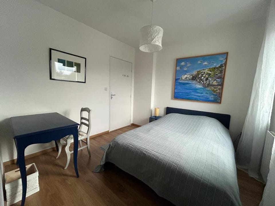 Bed, Photo of the whole room, Seating area, Bedroom