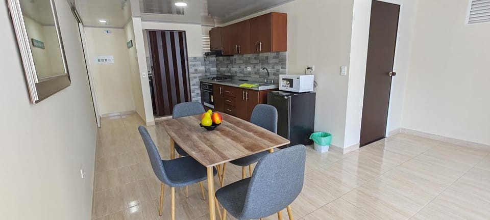Kitchen or kitchenette, Dining area, minibar, oven, pet friendly, stove